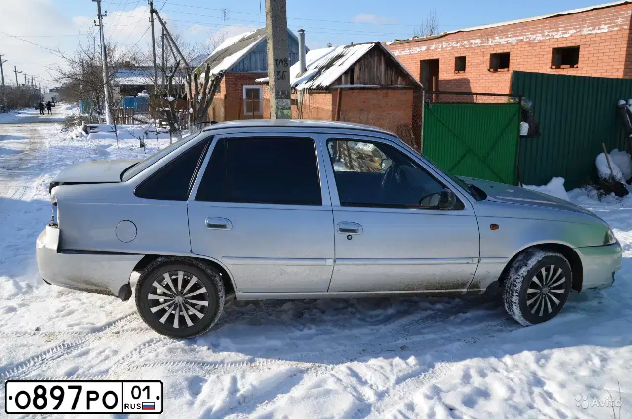 Фото автомобиля DAEWOO NEXIA, 2011 — госномер О897РО01. Цвет: Серебристый