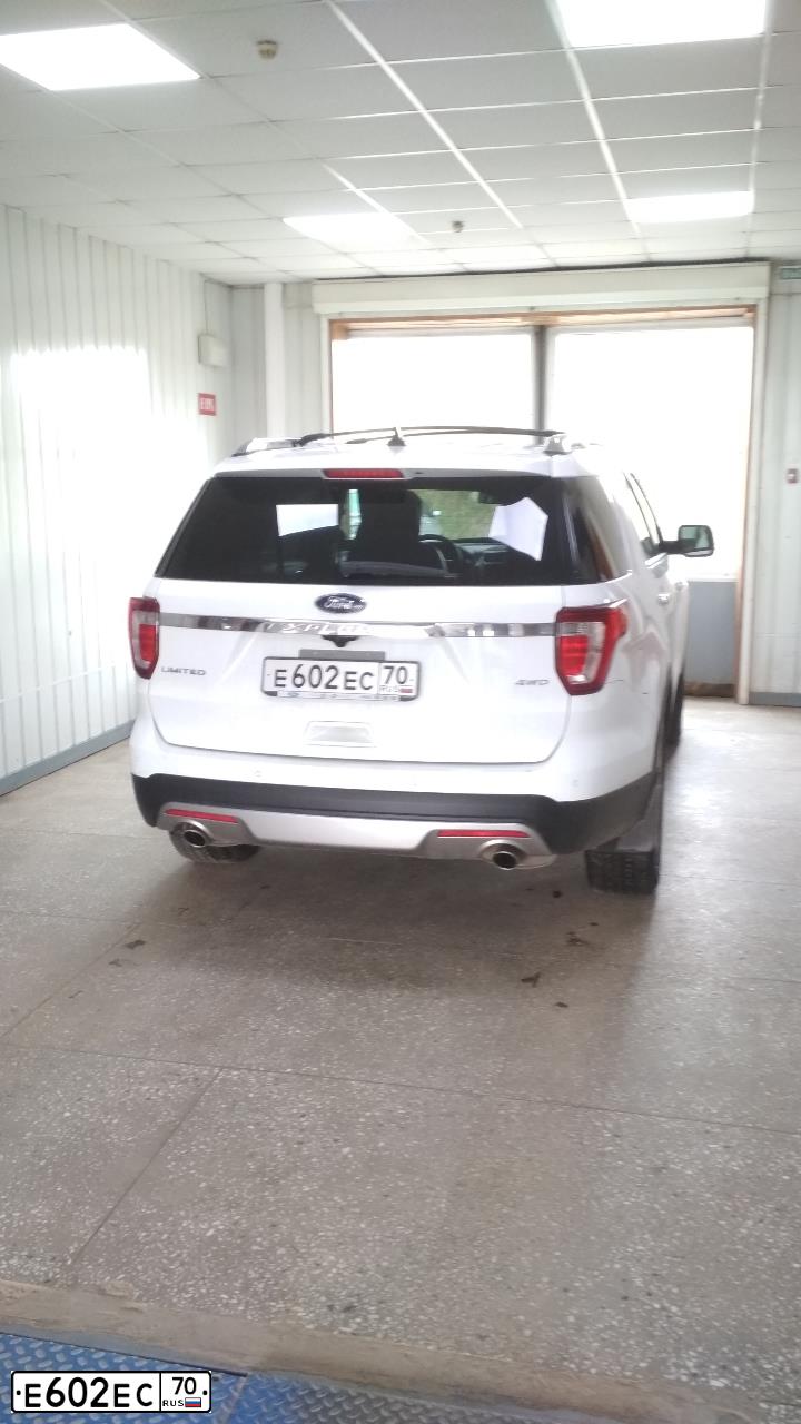 Фото автомобиля FORD EXPLORER, 2017 — госномер Е602ЕС70. Цвет: БЕЛЫЙ