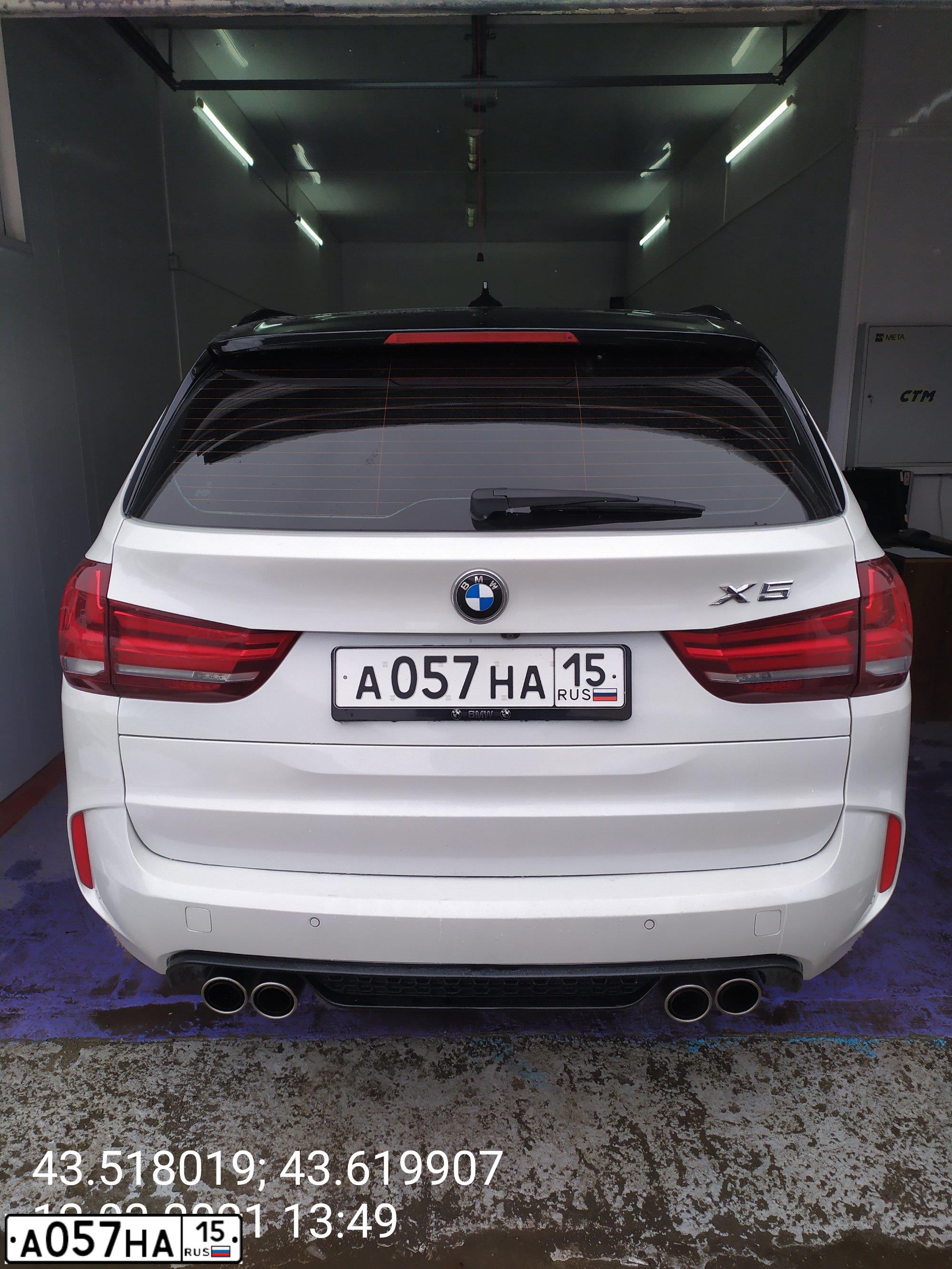 Фото автомобиля BMW X5, 2014 — госномер М077МО777. Цвет: БЕЛЫЙ МЕТАЛЛИК