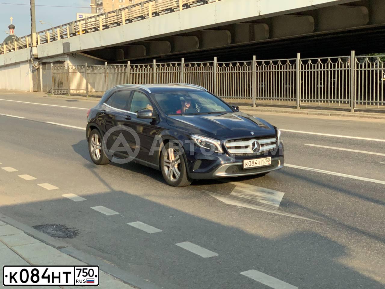 Фото автомобиля MERCEDES GLA-KLASSE, 2016 — госномер К084НТ750. Цвет: СИНИЙ