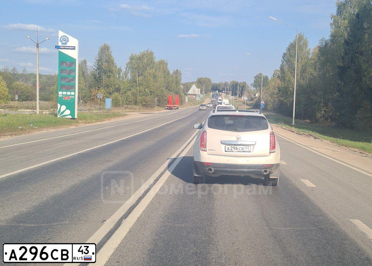 Фото автомобиля CADILLAC SRX, 2010 — госномер О067АА16. Цвет: БЕЛЫЙ МЕТАЛЛИК