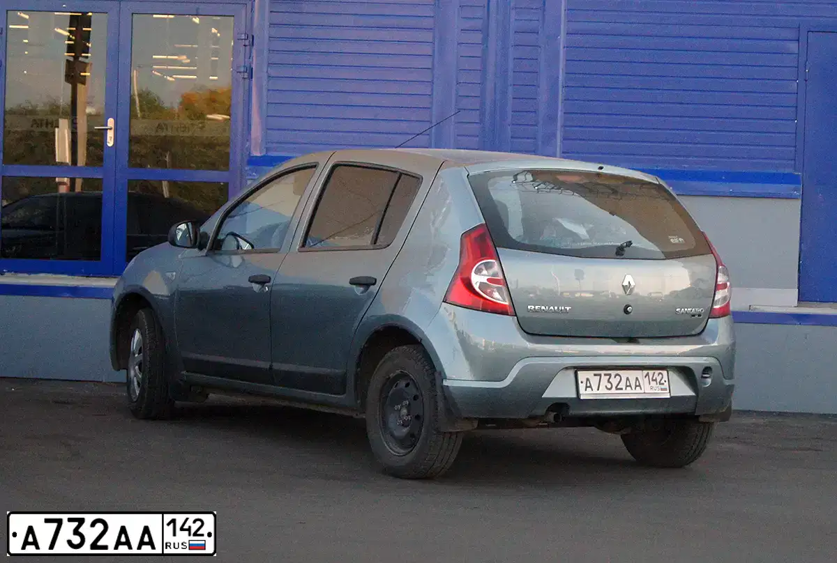Фото автомобиля RENAULT SANDERO, 2011 — госномер А732АА142. Цвет: СИНИЙ