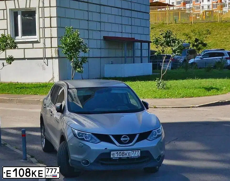 Фото автомобиля NISSAN QASHQAI, 2014 — госномер Е108КЕ777. Цвет: Серебристый