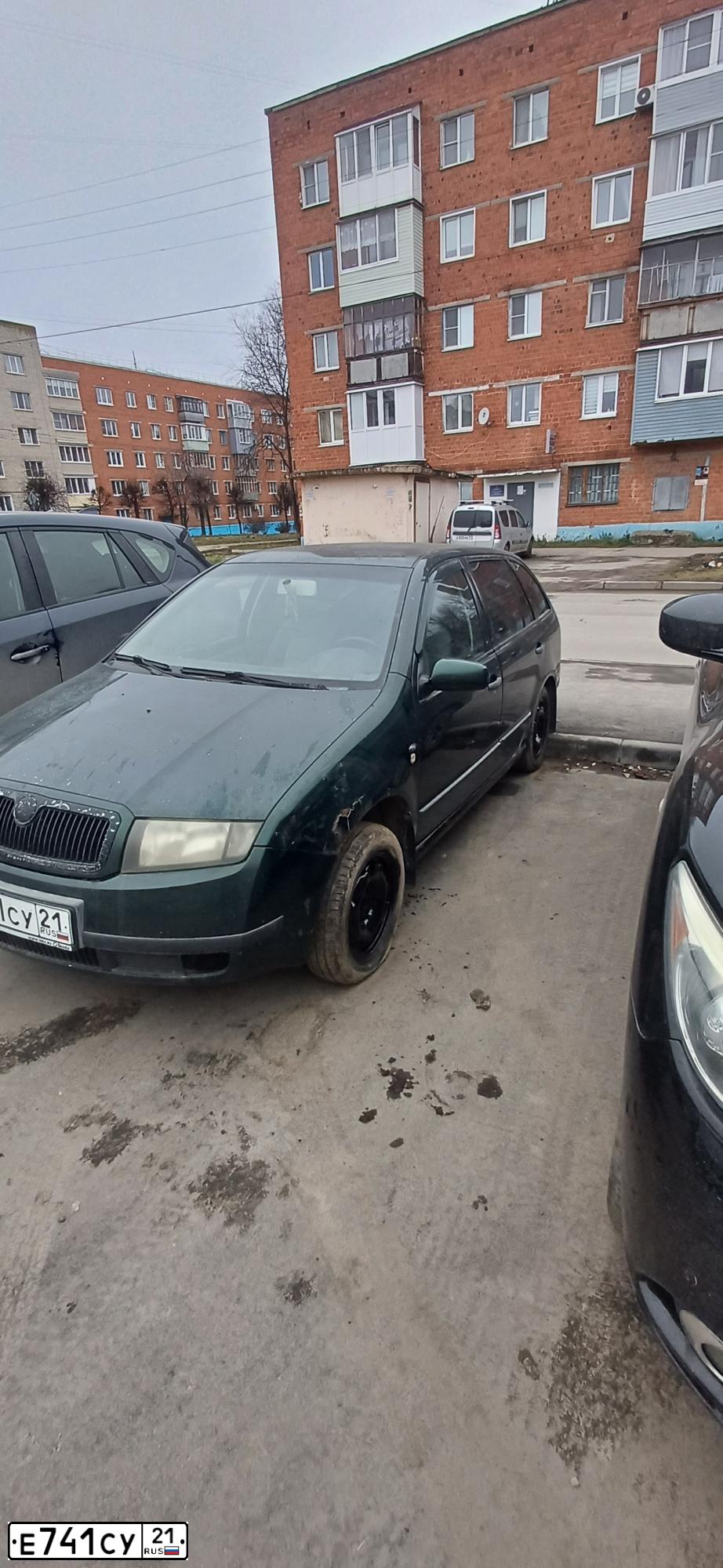 Фото автомобиля SKODA FABIA, 2002 — госномер Е741СУ21. Цвет: Темно-зеленый