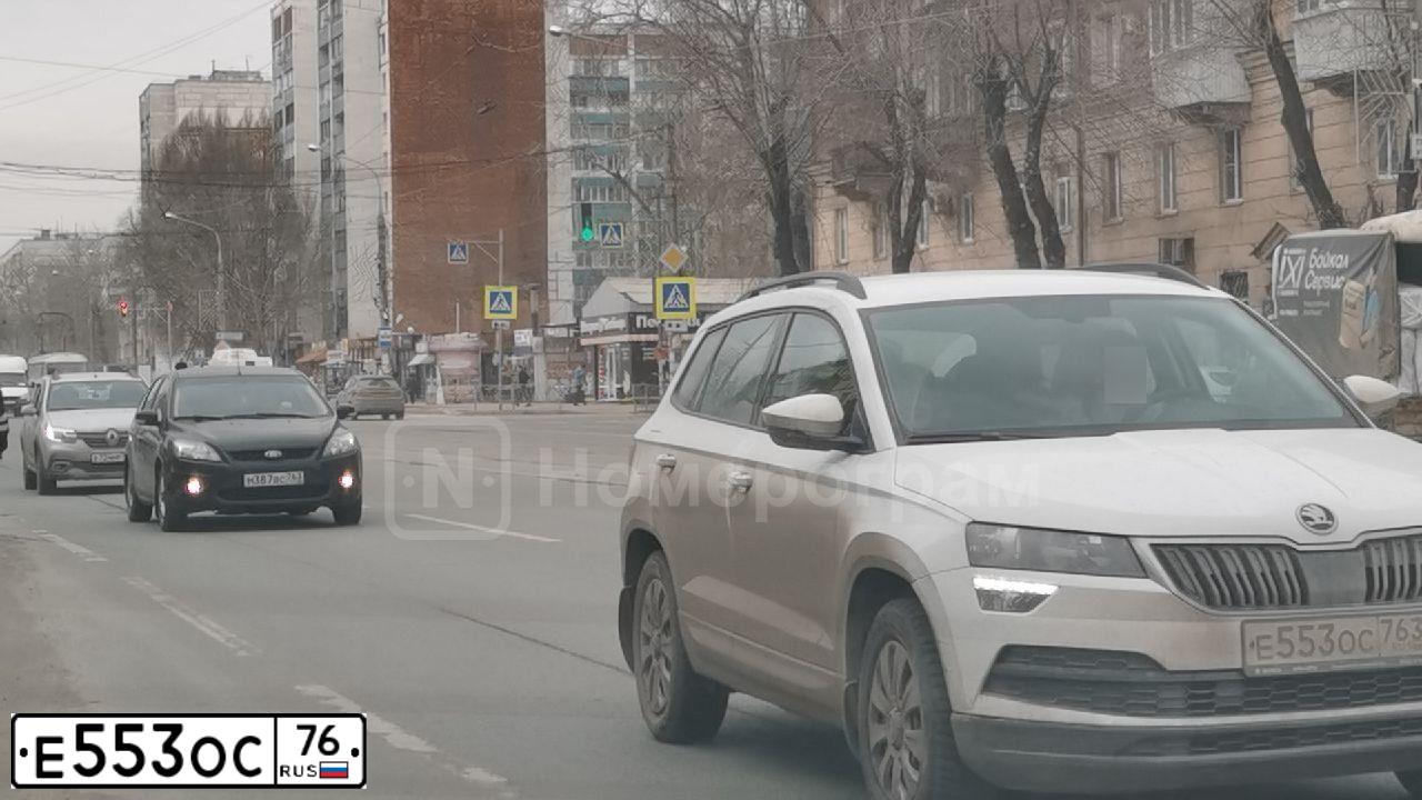Фото автомобиля NISSAN JUKE, 2012 — госномер Е553ОС76. Цвет: Белый