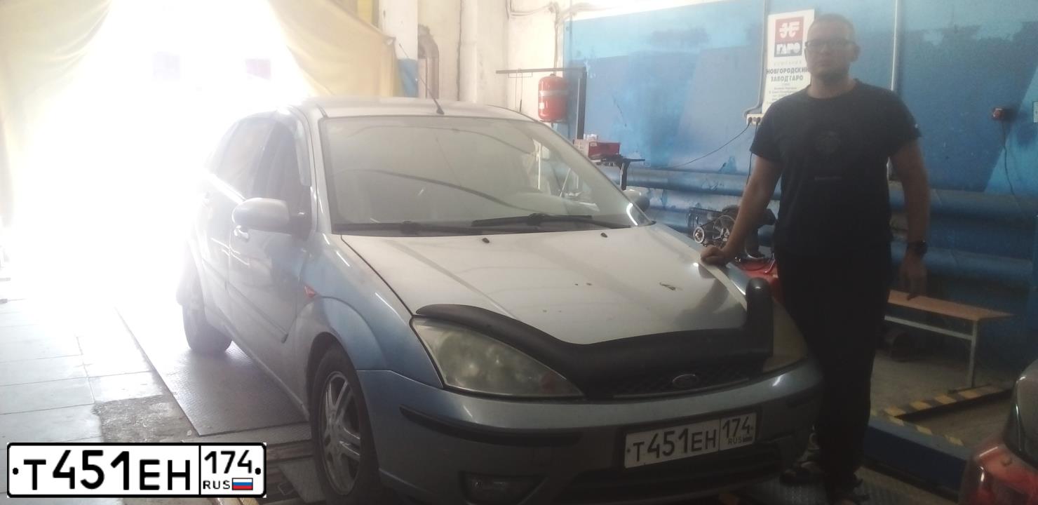 Фото автомобиля FORD FOCUS, 2004 — госномер Р516СС196. Цвет: СЕРЫЙ