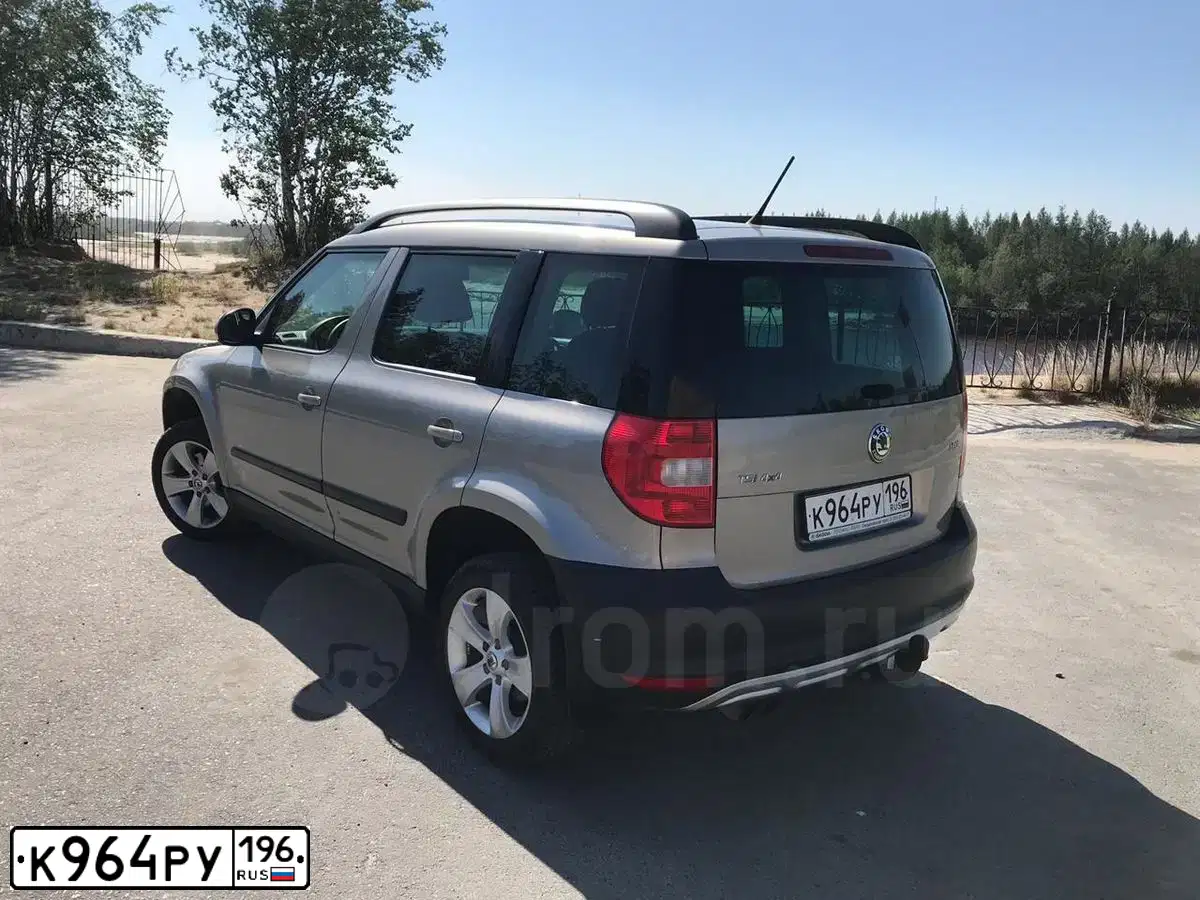 Фото автомобиля SKODA YETI, 2012 — госномер В630ОЕ89. Цвет: Серый