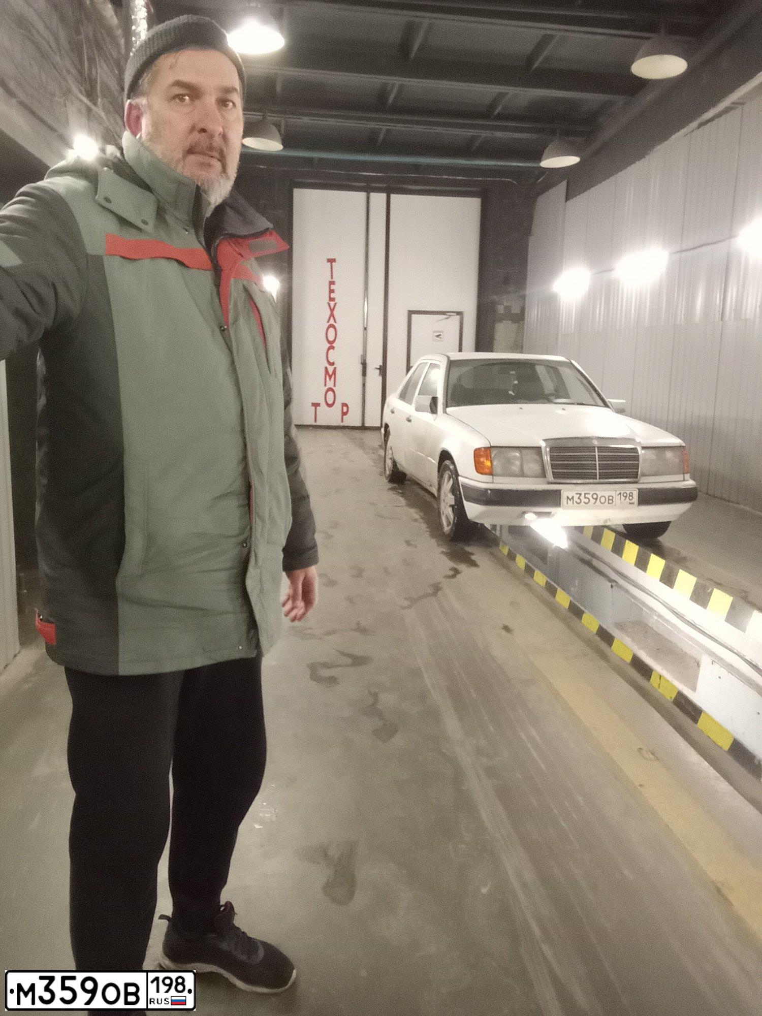 Фото автомобиля MERCEDES E-KLASSE, 1988 — госномер М359ОВ198. Цвет: Белый