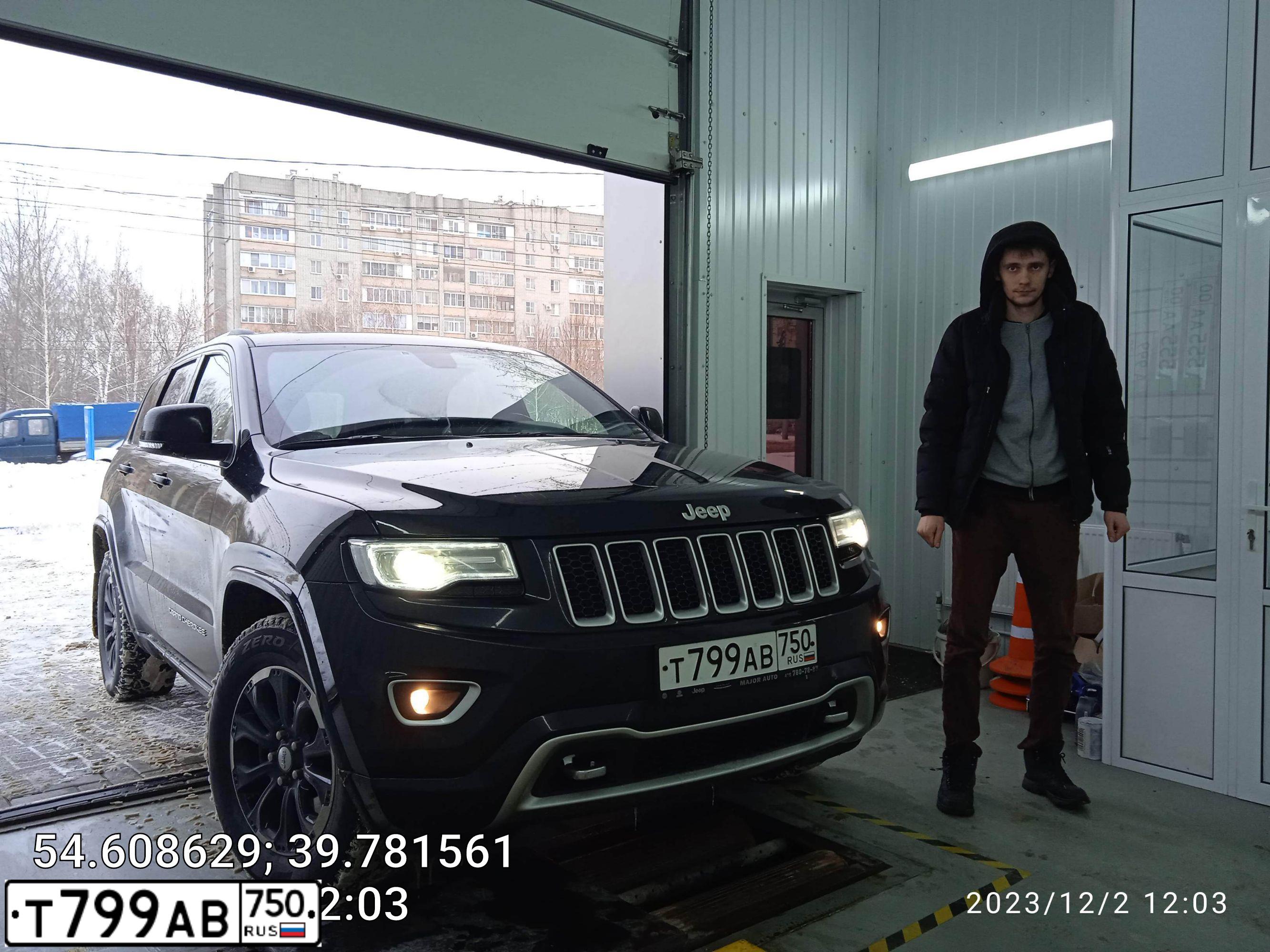 Фото автомобиля JEEP GRAND CHEROKEE, 2015 — госномер У822СО43. Цвет: ЧЕРНЫЙ