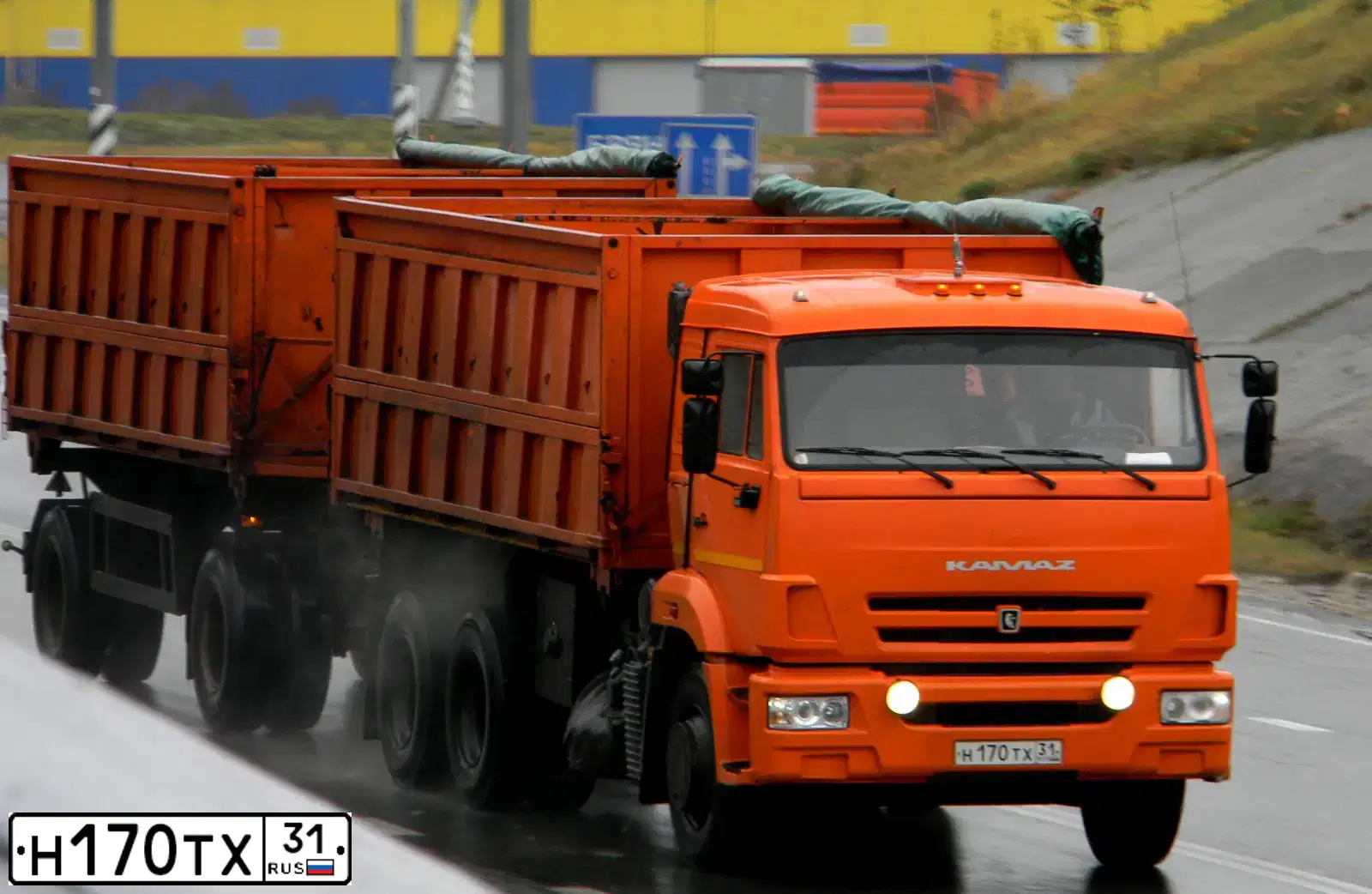 Фото автомобиля KAMAZ 65115 /6X4/, 2014 — госномер Н170ТХ31. Цвет: Оранжевый