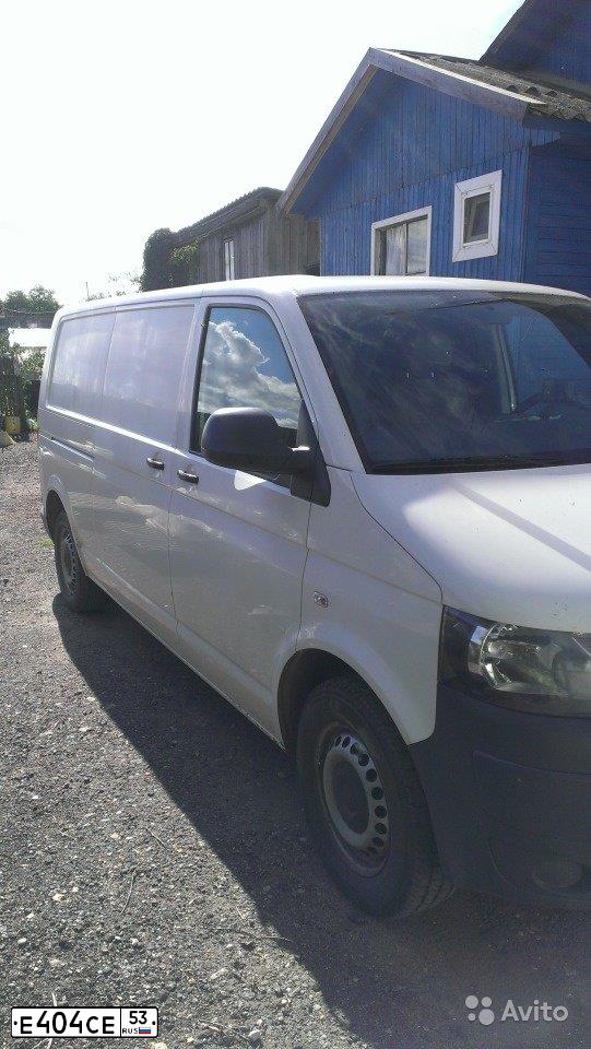 Фото автомобиля VOLKSWAGEN TRANSPORTER, 2010 — госномер С001МС53. Цвет: Белый