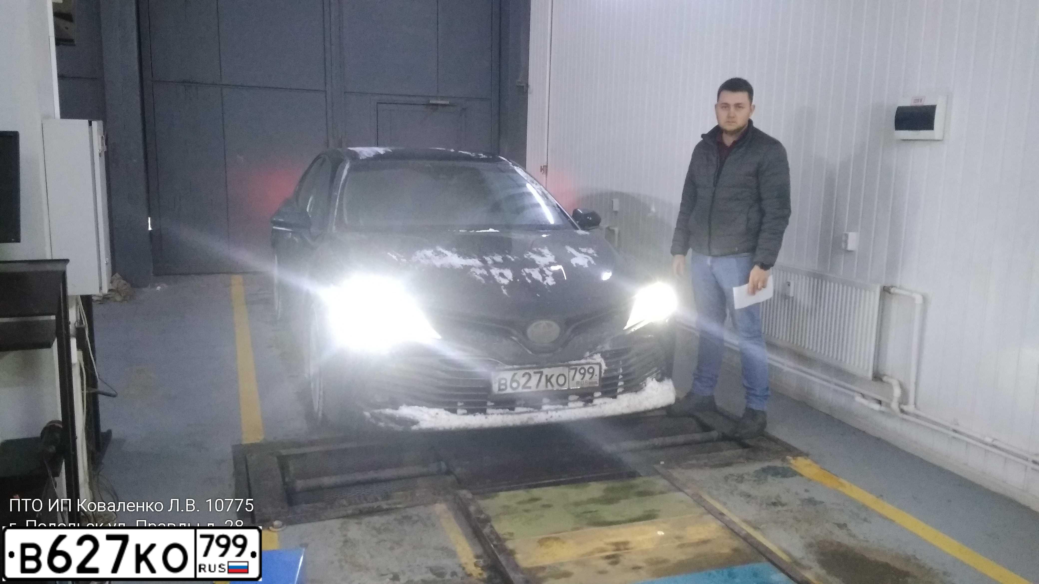 Фото автомобиля TOYOTA CAMRY, 2018 — госномер Р980ОТ790. Цвет: ТЕМНО-СИНИЙ МЕТАЛЛИК