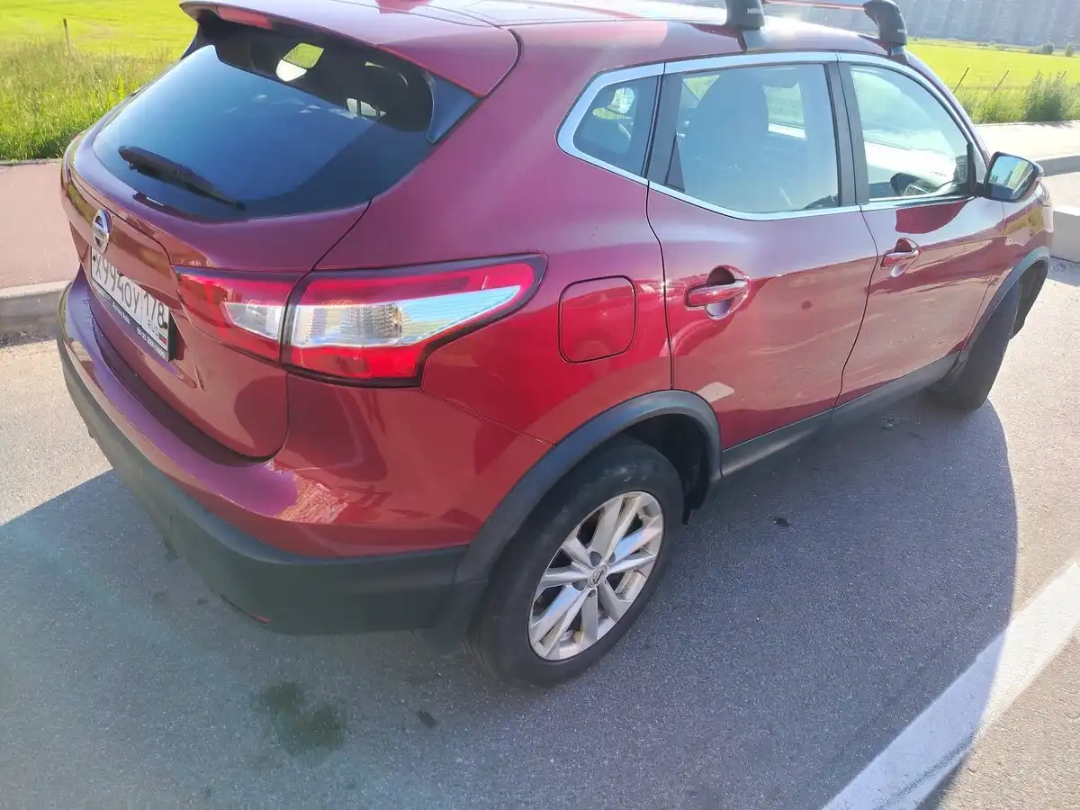 Фото автомобиля NISSAN QASHQAI, 2017 — госномер Х994ОУ178. Цвет: Красный