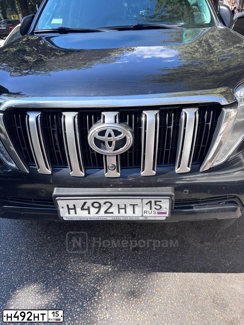Фото автомобиля TOYOTA LANDCRUISER, 2017 — госномер Н492НТ15. Цвет: ЧЕРНЫЙ