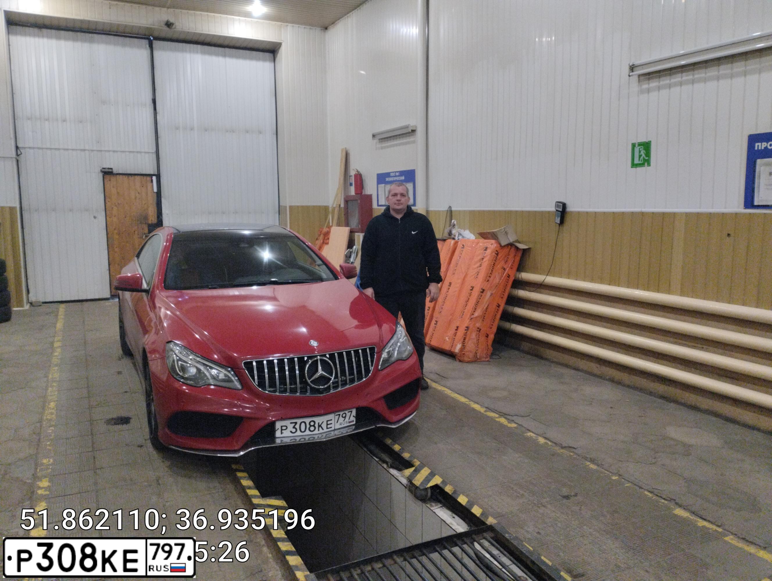 Фото автомобиля MERCEDES E-KLASSE, 2013 — госномер Е149ХК799. Цвет: КРАСНЫЙ ЧЕРНЫЙ