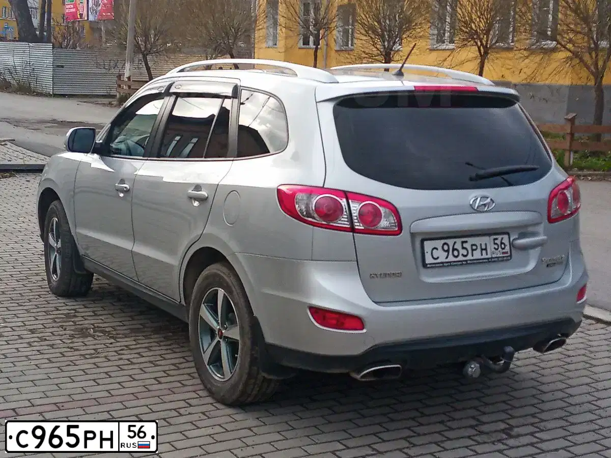 Фото автомобиля HYUNDAI SANTA FE, 2011 — госномер Т819ОХ72. Цвет: Серебристый
