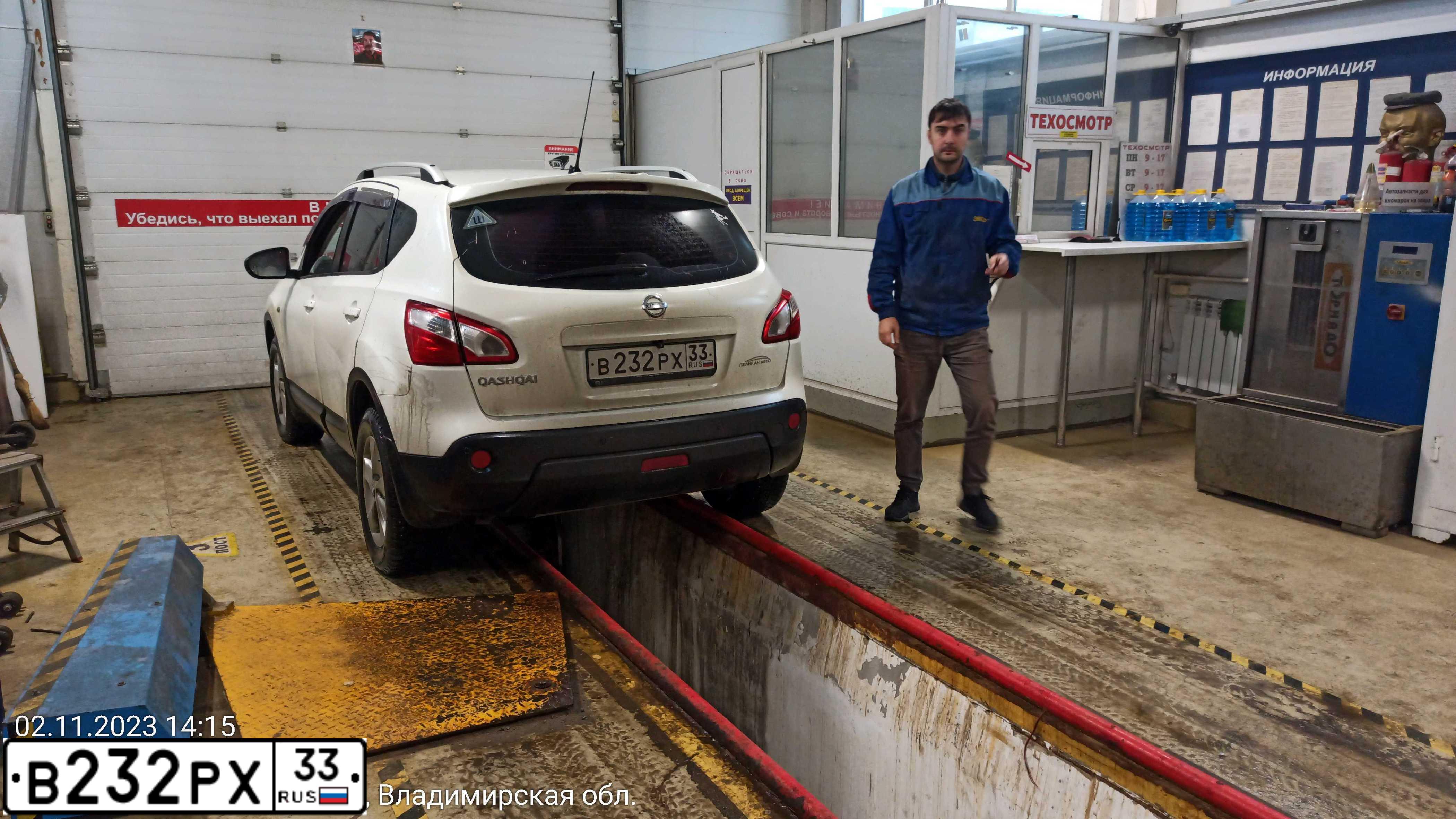 Фото автомобиля NISSAN QASHQAI, 2007 — госномер У100ОО90. Цвет: БЕЖЕВЫЙ