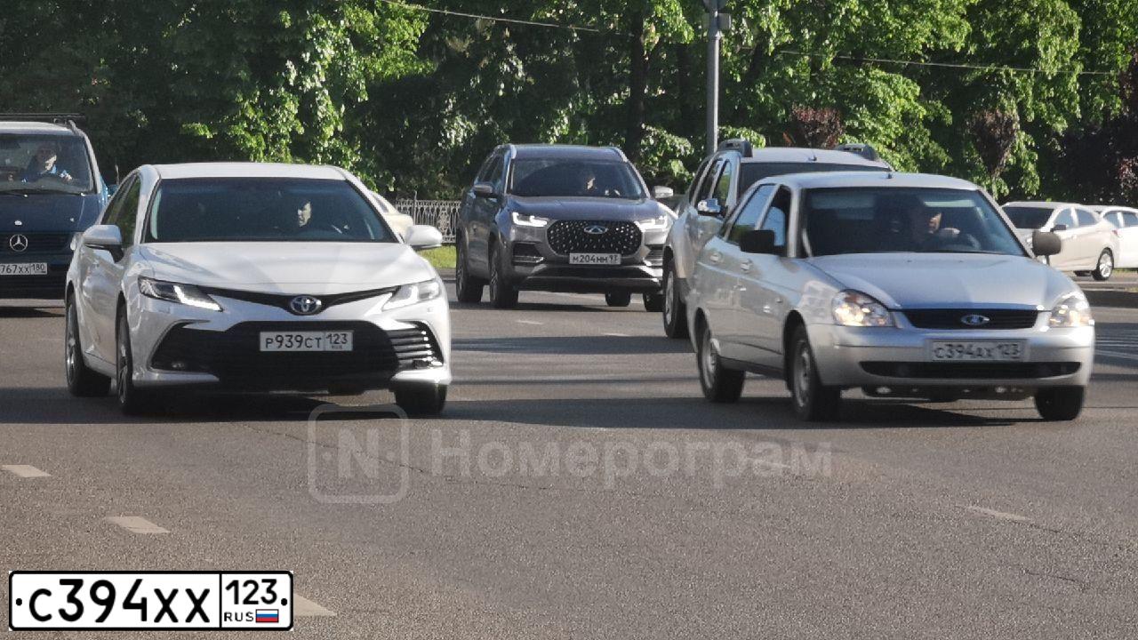 Фото автомобиля VOLKSWAGEN POLO, 2019 — госномер Р484ОК198. Цвет: ЖЕЛТЫЙ