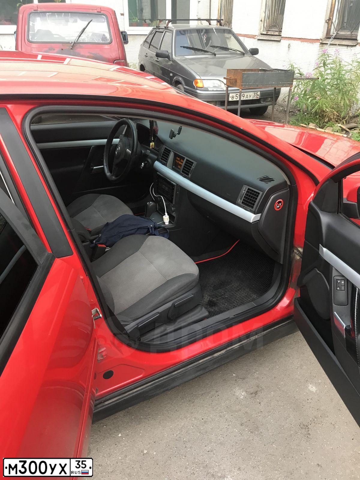 Фото автомобиля OPEL VECTRA, 2004 — госномер М300УХ35. Цвет: Красный
