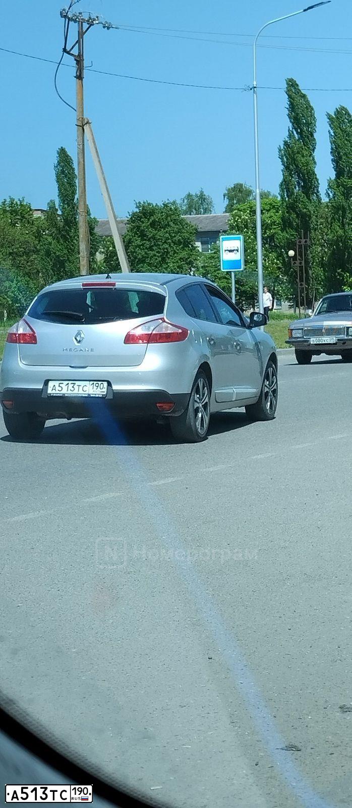 Фото автомобиля RENAULT MEGANE, 2012 — госномер А513ТС190. Цвет: СВЕТЛО-СЕРЫЙ