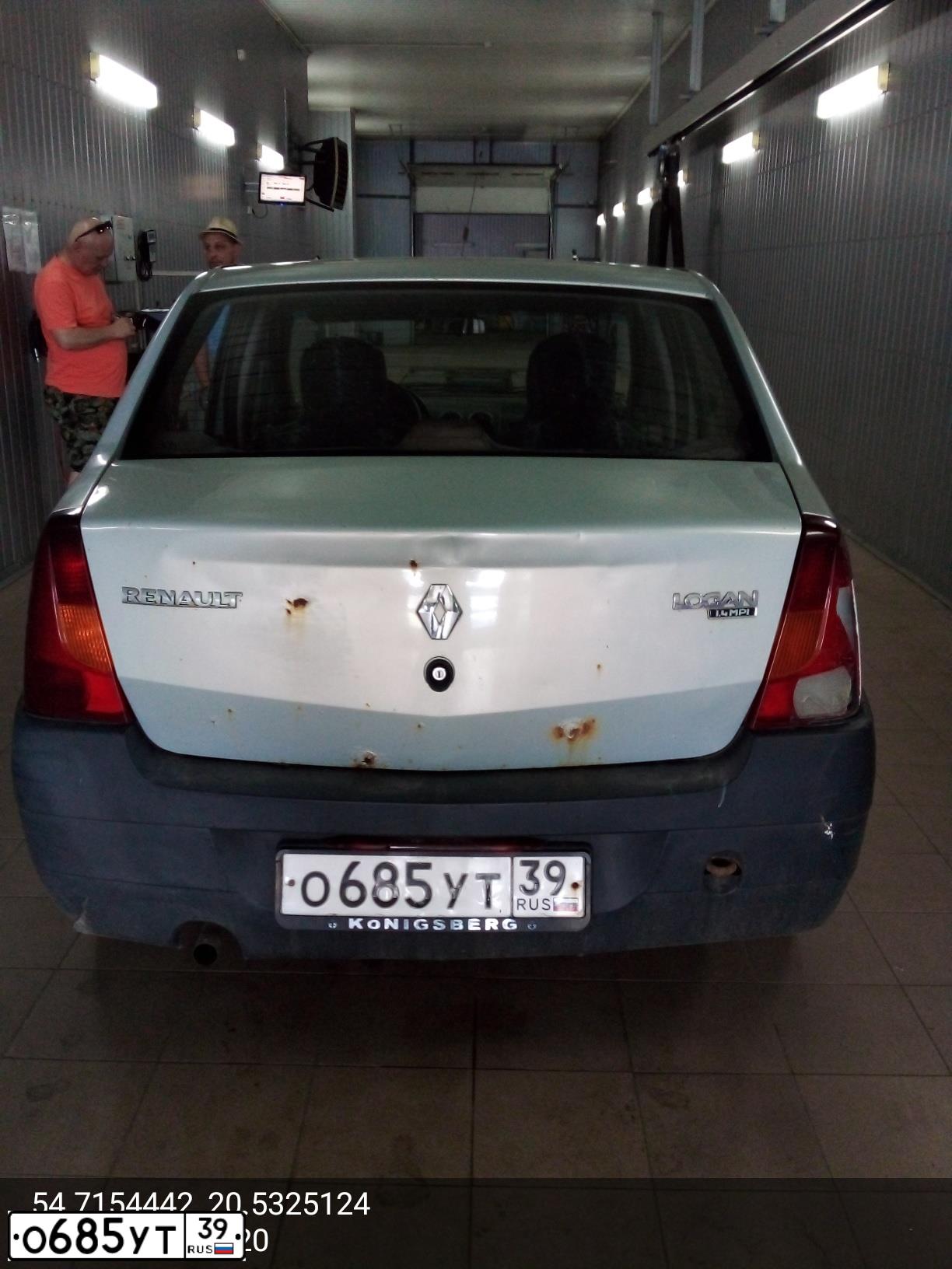 Фото автомобиля RENAULT LOGAN, 2006 — госномер О685УТ39. Цвет: Серый