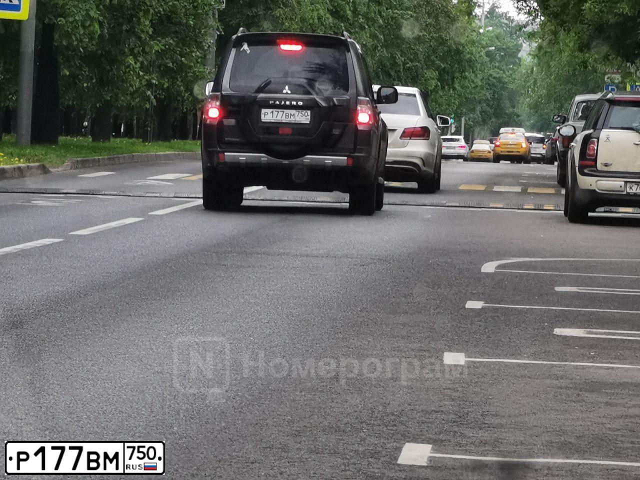 Фото автомобиля MITSUBISHI PAJERO, 2015 — госномер Р177ВМ750. Цвет: СЕРЫЙ