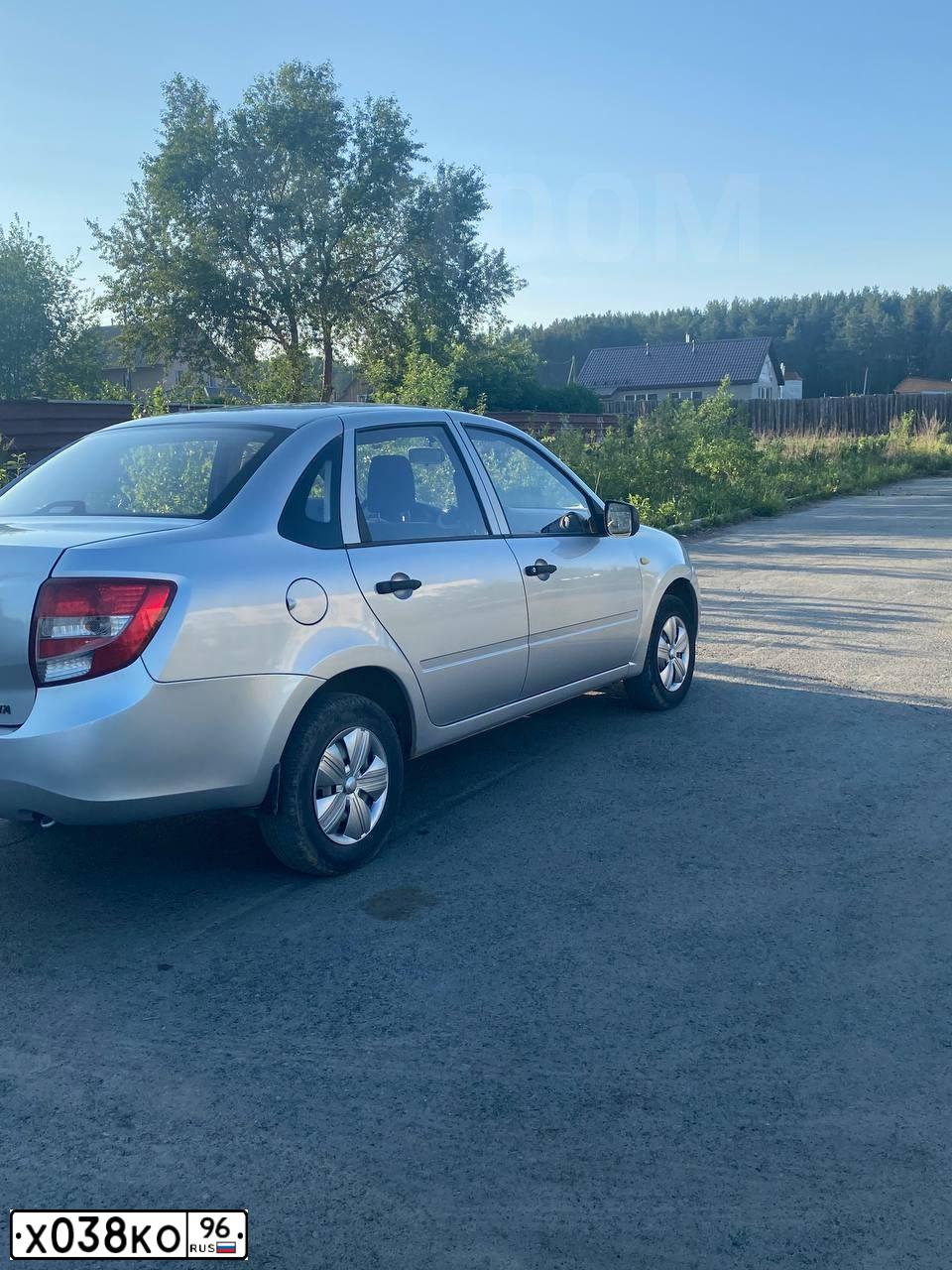 Фото автомобиля LADA 2190 GRANTA, 2012 — госномер В655УН702. Цвет: СВЕТЛО-СЕРЫЙ
