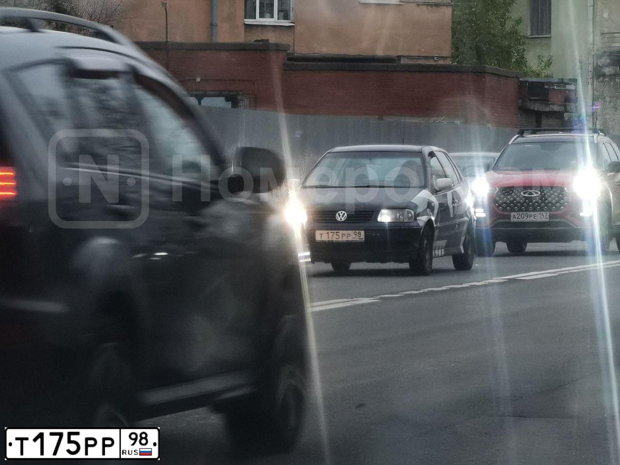 Фото автомобиля VOLKSWAGEN POLO, 2001 — госномер Т175РР98. Цвет: СИНИЙ