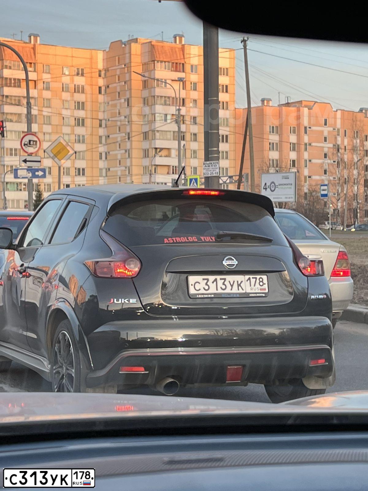 Фото автомобиля NISSAN JUKE, 2013 — госномер О313НО178. Цвет: ЧЕРНЫЙ