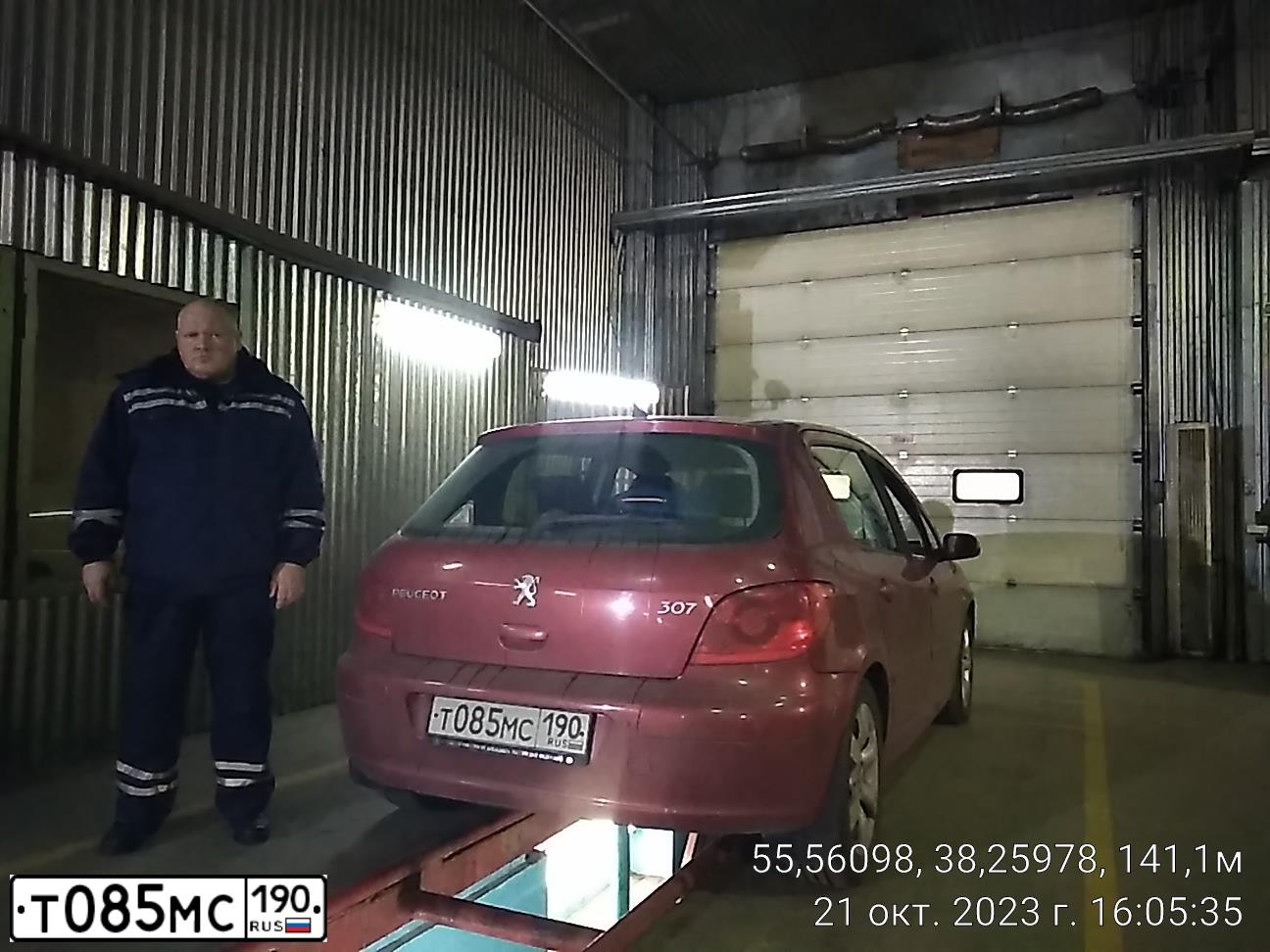 Фото автомобиля PEUGEOT 307, 2006 — госномер Т085МС190. Цвет: Красный