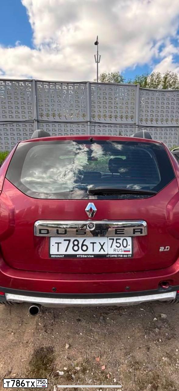 Фото автомобиля RENAULT DUSTER, 2014 — госномер Т786ТХ750. Цвет: Красный