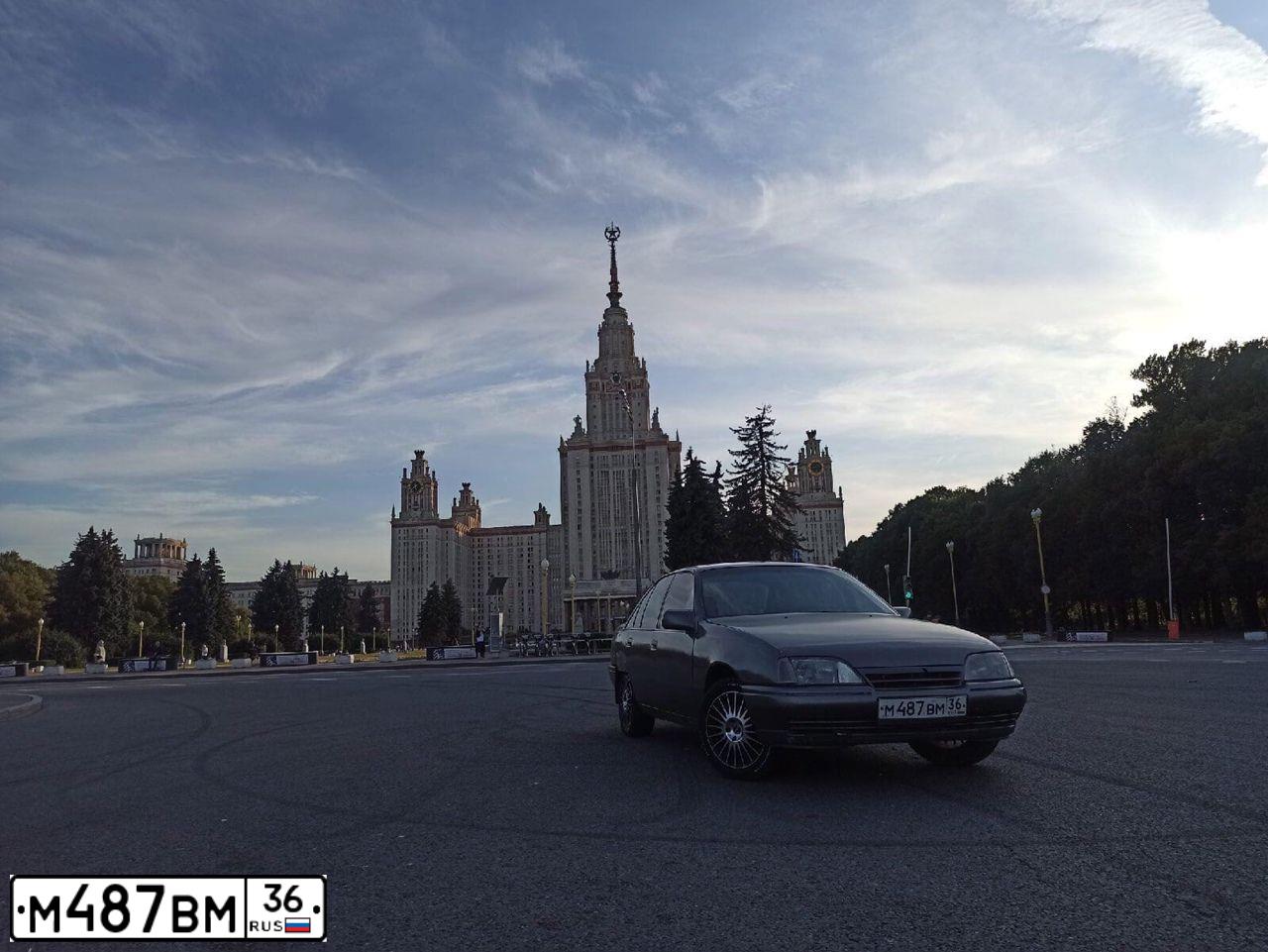 Фото автомобиля OPEL OMEGA, 1987 — госномер М487ВМ36. Цвет: СЕРЫЙ
