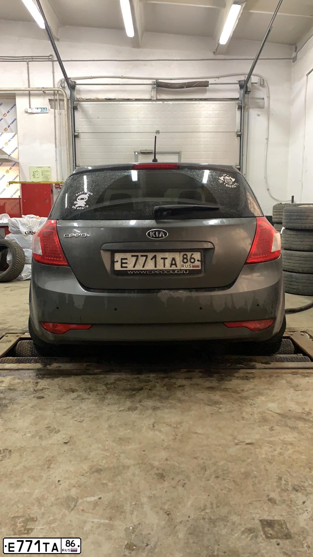 Фото автомобиля KIA CEE'D, 2011 — госномер Е771ТА86. Цвет: СЕРЕБРИСТЫЙ