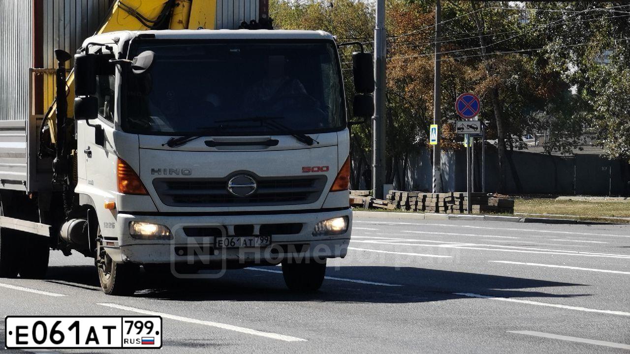 Фото автомобиля HINO 500-SERIE, 2017 — госномер Е061АТ799. Цвет: Белый
