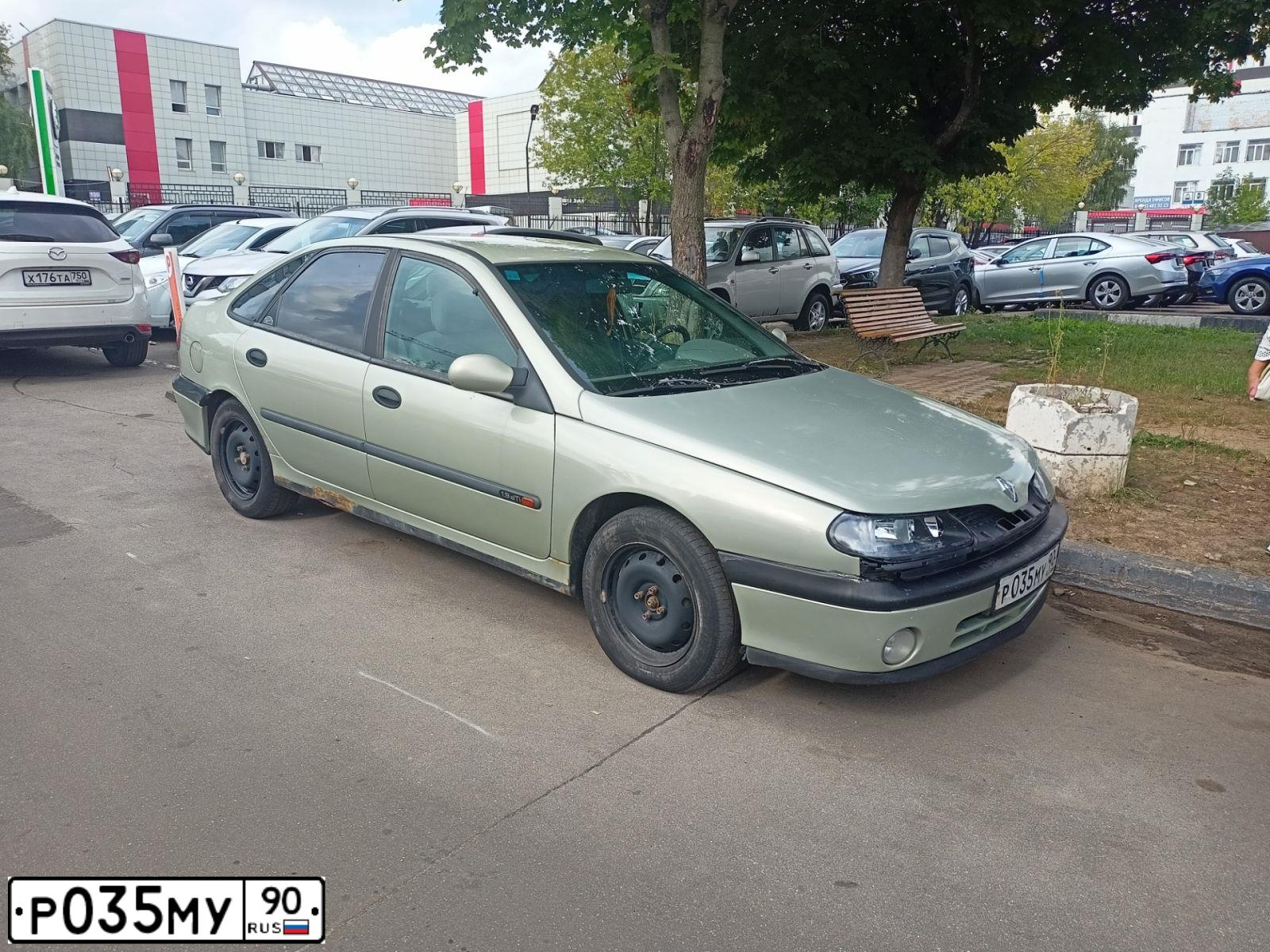 Фото автомобиля RENAULT LAGUNA, 1999 — госномер В993АА977. Цвет: ЗЕЛЕНЫЙ СВЕТЛЫЙ
