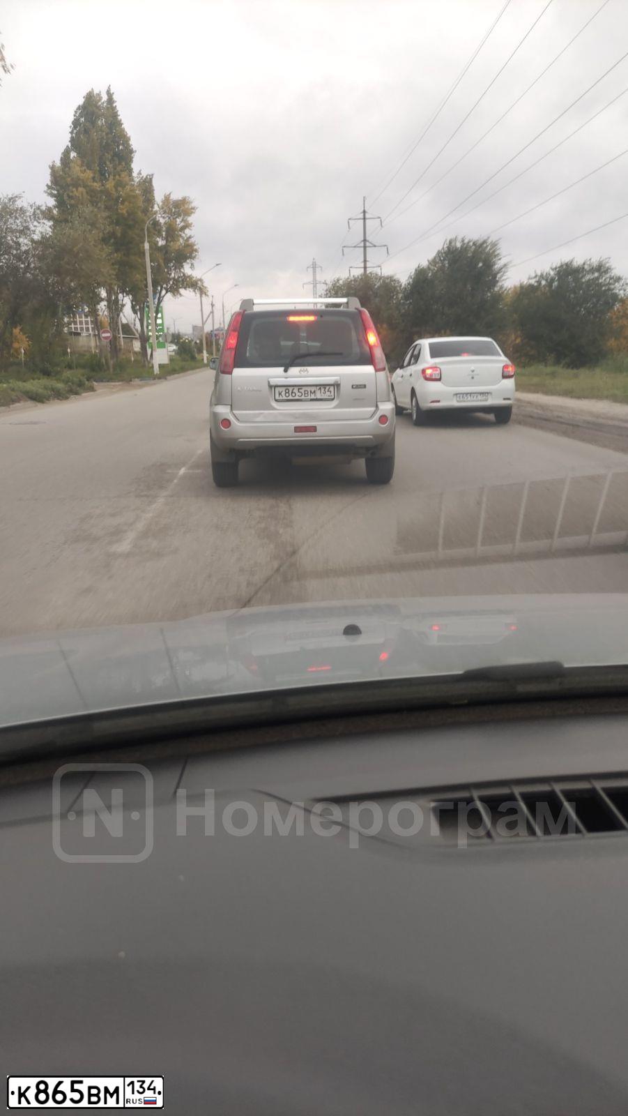Фото автомобиля NISSAN X-TRAIL, 2006 — госномер К865ВМ134. Цвет: Серебристый