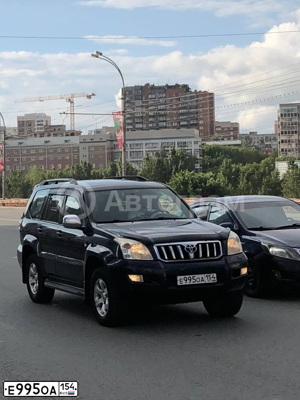 Фото автомобиля TOYOTA LANDCRUISER, 2006 — госномер Т745МС199. Цвет: ТЕМНО СИНИЙ