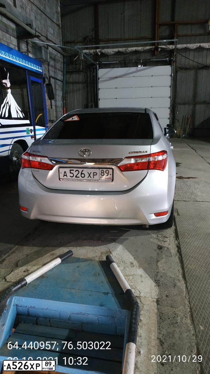 Фото автомобиля TOYOTA COROLLA, 2013 — госномер А526ХР89. Цвет: Серебристый