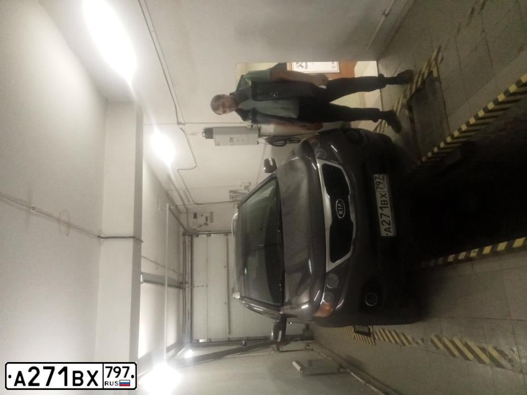 Фото автомобиля KIA SORENTO, 2009 — госномер А271ВХ797. Цвет: Коричневый