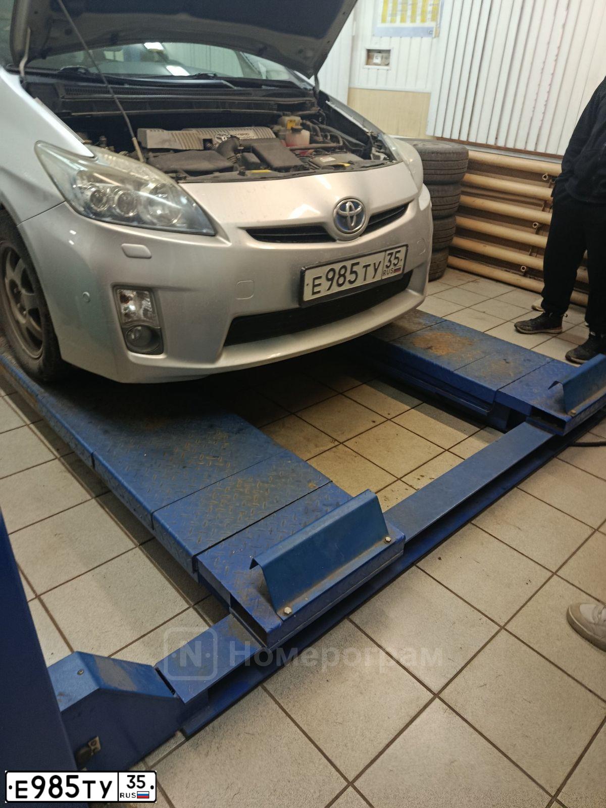 Фото автомобиля TOYOTA PRIUS, 2010 — госномер Е985ТУ35. Цвет: серебристый