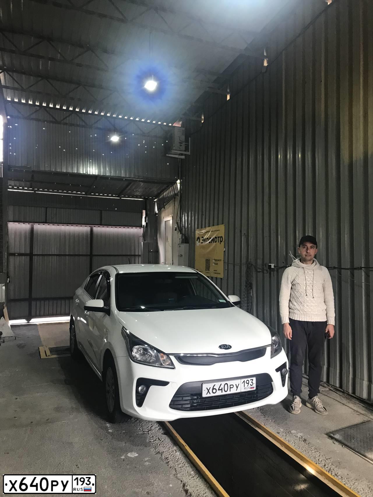 Фото автомобиля KIA RIO, 2018 — госномер А047СА124. Цвет: Белый