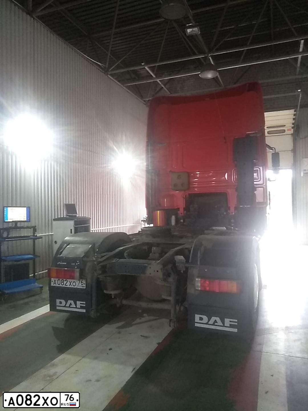 Фото автомобиля DAF F XF 95 FT 4X2, 2006 — госномер А082ХО76. Цвет: Красный