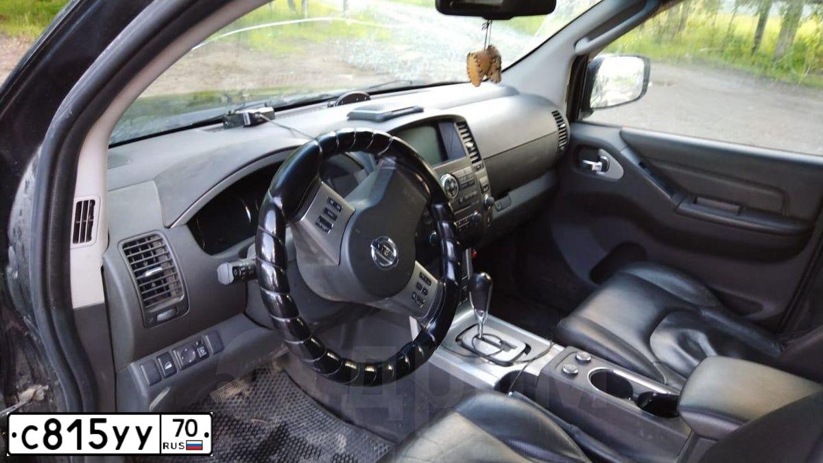 Фото автомобиля NISSAN PATHFINDER, 2011 — госномер С815УУ70. Цвет: ЧЕРНЫЙ