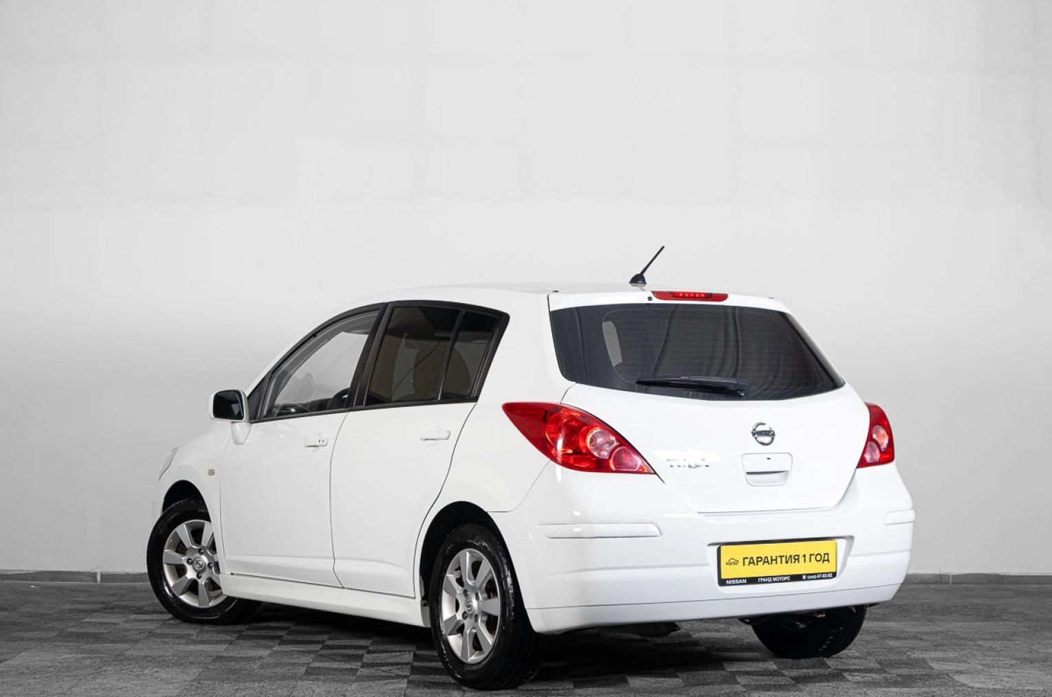 Фото автомобиля NISSAN TIIDA, 2012 — госномер О004СА72. Цвет: Белый