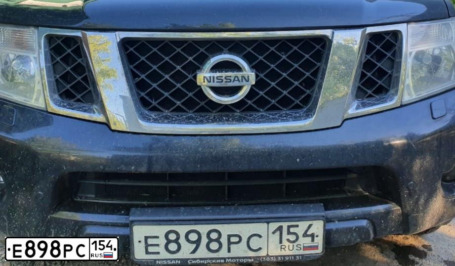 Фото автомобиля NISSAN PATHFINDER, 2012 — госномер Е898РС154. Цвет: ЧЕРНЫЙ