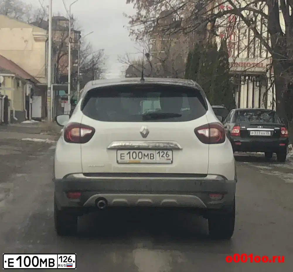 Фото автомобиля RENAULT KAPTUR, 2018 — госномер Е100МВ126. Цвет: Белый черный 