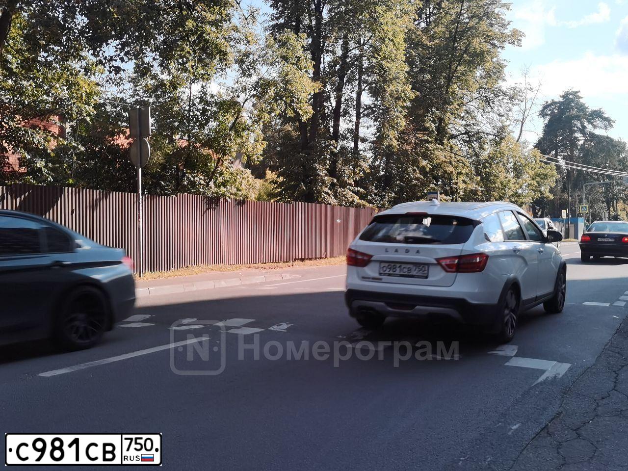 Фото автомобиля SKODA YETI, 2018 — госномер С981СВ750. Цвет: Коричневый