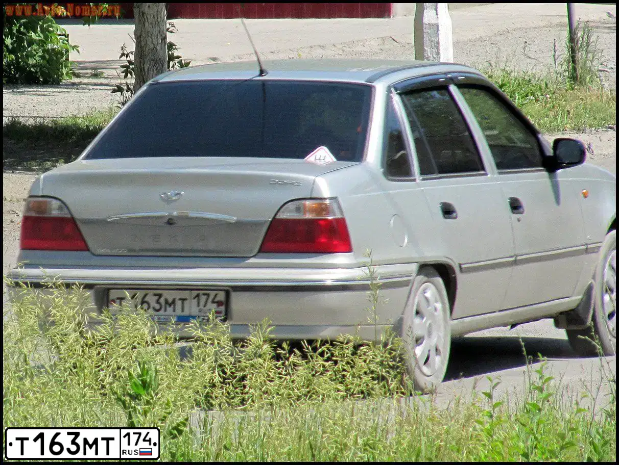 Фото автомобиля DAEWOO NEXIA, 2006 — госномер Р253ММ174. Цвет: ПЕРЛАМУТРОВО-СЕРЕБР
