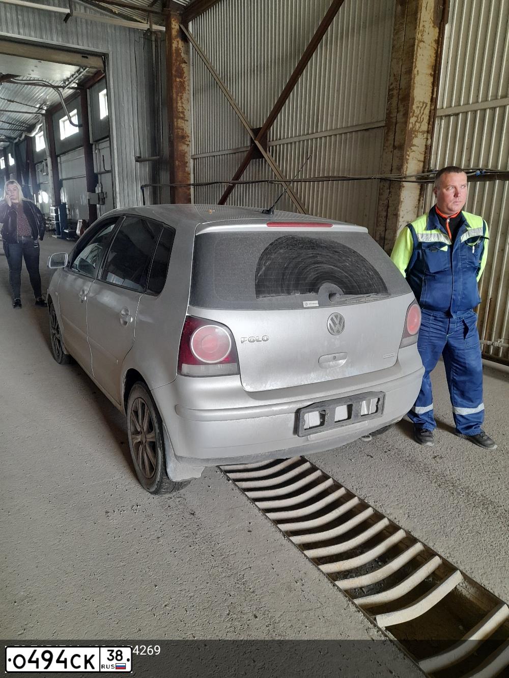 Фото автомобиля VOLKSWAGEN POLO, 2002 — госномер Х693НО138. Цвет: СЕРЫЙ