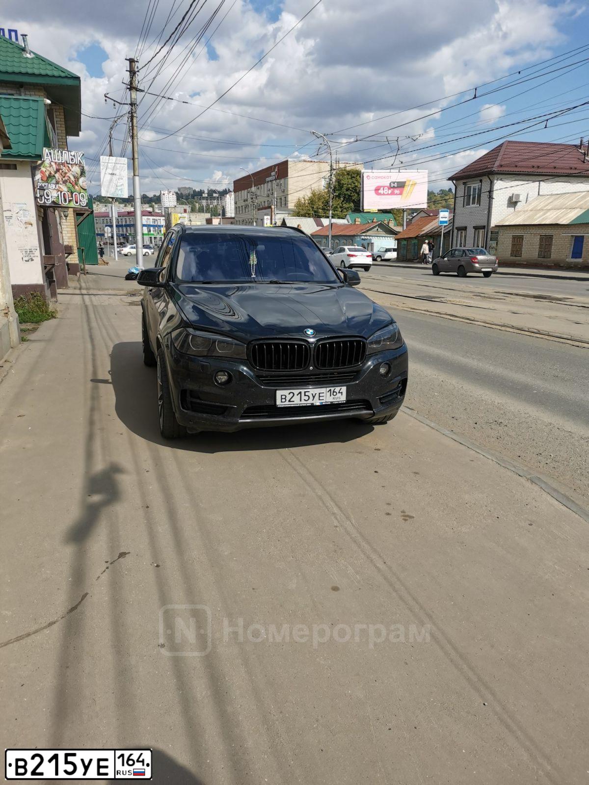 Фото автомобиля BMW X5, 2014 — госномер В215УЕ164. Цвет: ЧЕРНЫЙ